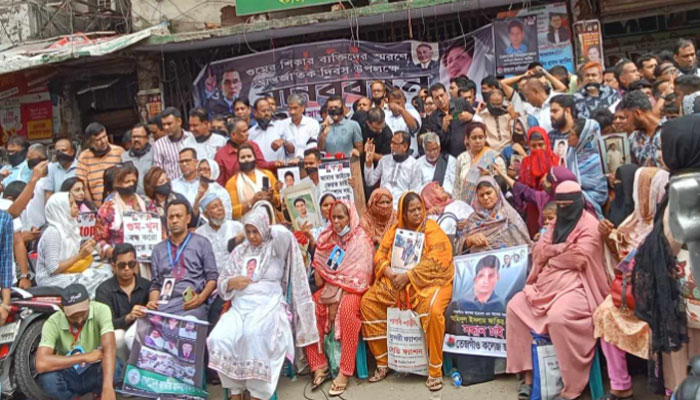 মুখে কালো কাপড় বেঁধে নয়াপল্টনে বিএনপির মানববন্ধন