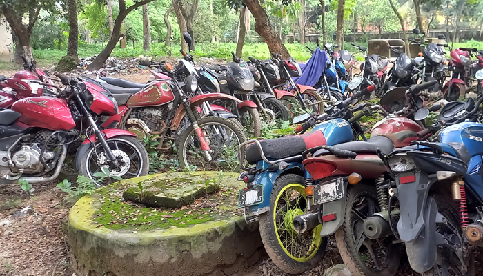 থানা চত্বরে নষ্ট হচ্ছে জব্দ যানবাহন