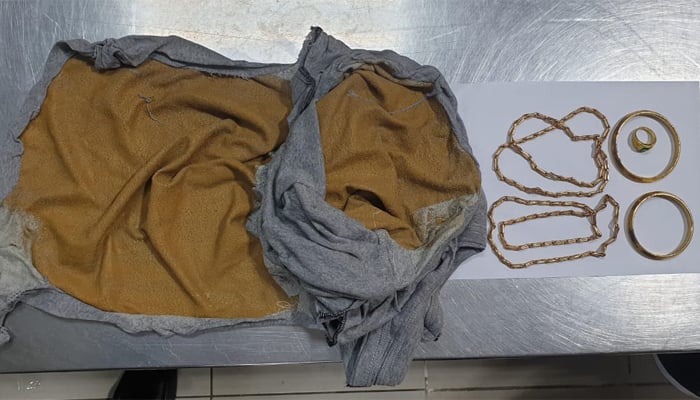 গেঞ্জিতে স্বর্ণের প্রলেপ লাগিয়ে পাচার
