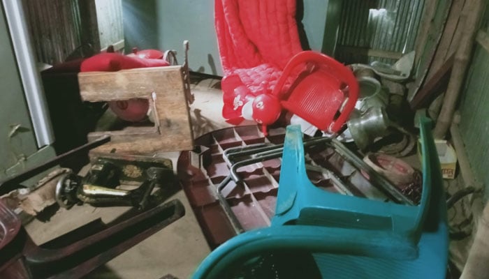 তালাক দেওয়ায় কিশোরীর বাড়িতে হামলা
