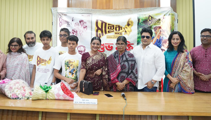 ‘মাইক’ নিয়ে স্কুলে ছুটে গেলেন তারিক আনাম, ফেরদৌস ও সুইটিরা