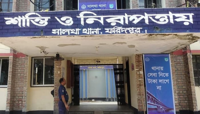 ঘরের আড়ার সঙ্গে ঝুলছিল গৃহবধূর মরদেহ