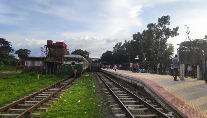 ক্রসিং বিড়ম্বনায় ভোগান্তি