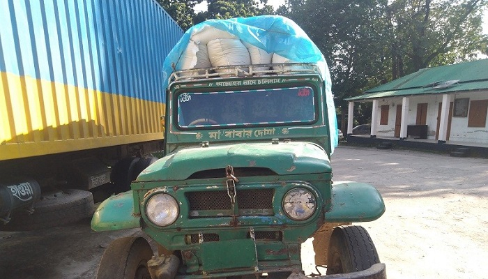 জনতার হাতে ওএমএসের সাড়ে চার টন চাল জব্দ