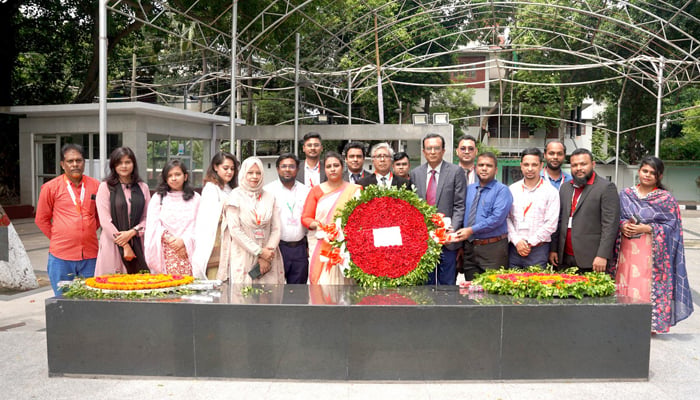 বঙ্গবন্ধুর প্রতিকৃতিতে প্রেসিডেন্সি ইউনিভার্সিটির উপাচার্যের শ্রদ্ধা