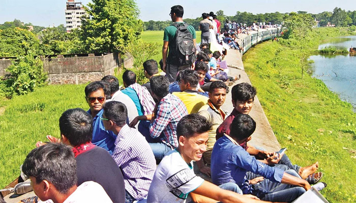 স্বস্তির শাটলে ভোগান্তি