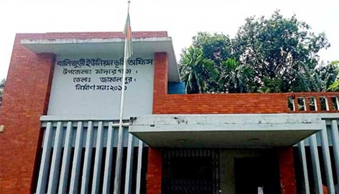 ভূমি অফিসে সেবা দেন বহিরাগতরা