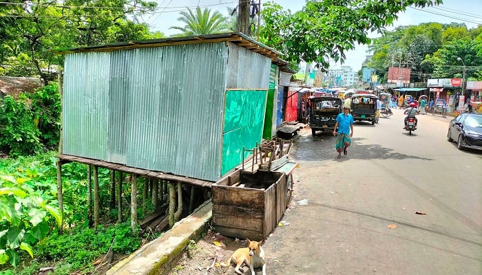 ক্ষমতার পালাবদলে খালে নতুন দখলদারের পা