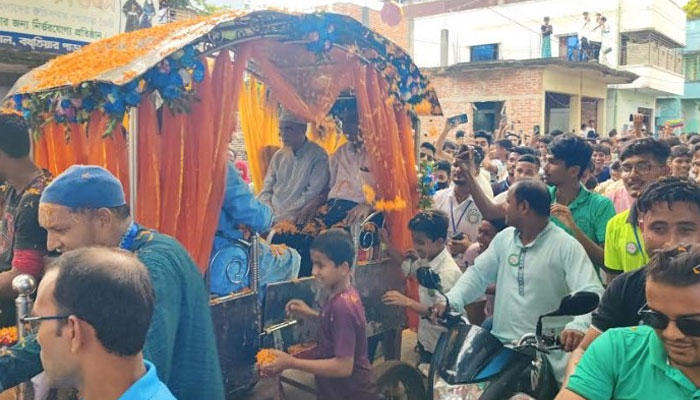 ফুলসজ্জিত ঘোড়ার গাড়িতে রাজকীয় বিদায় ৩ শিক্ষকের