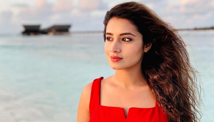অস্ট্রেলিয়া থেকে ফিরেই ‘অসময়’ এ তাসনিয়া ফারিণ