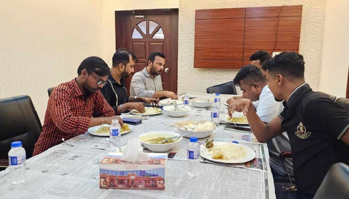 এবার ডিবি কার্যালয়ে ‘ডাল-ভাত’ খেলেন হিরো আলম
