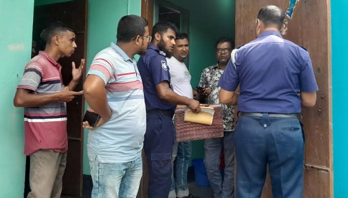 ঘরের জানালায় ঝুলছিল ফার্মাসিস্টের মরদেহ