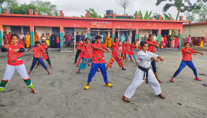 খুলনার সেই কিশোরী ফুটবলারদের শেখানো হচ্ছে আত্মরক্ষার কৌশল