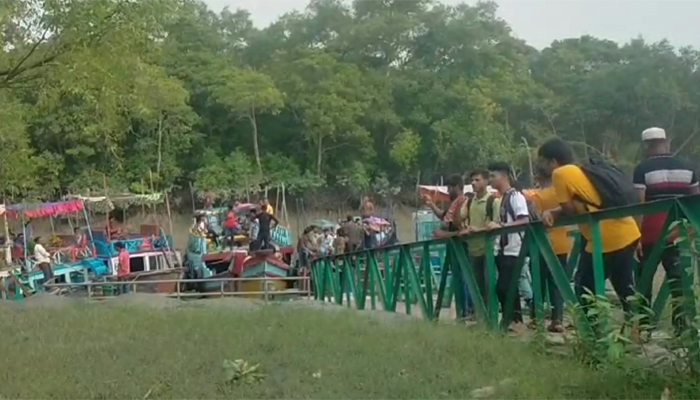 নিষেধাজ্ঞা প্রত্যাহার, পর্যটকদের পদচারণায় নীরবতা ভেঙ্গেছে সুন্দরবনের