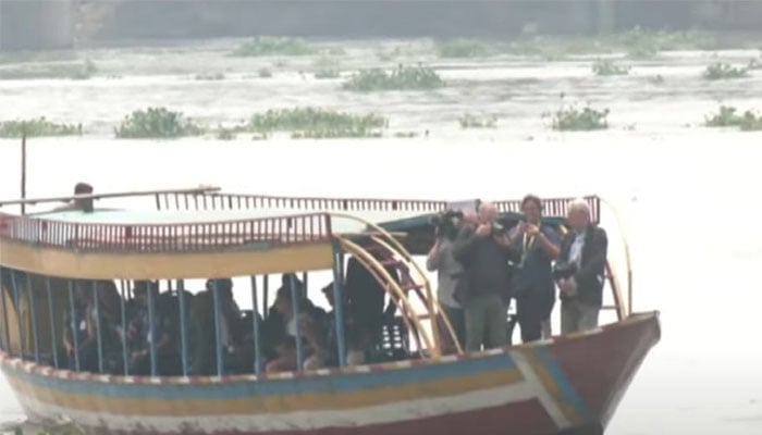 বৃষ্টির মধ্যেই তুরাগে নৌকা ভ্রমণে ফ্রান্সের প্রেসিডেন্ট