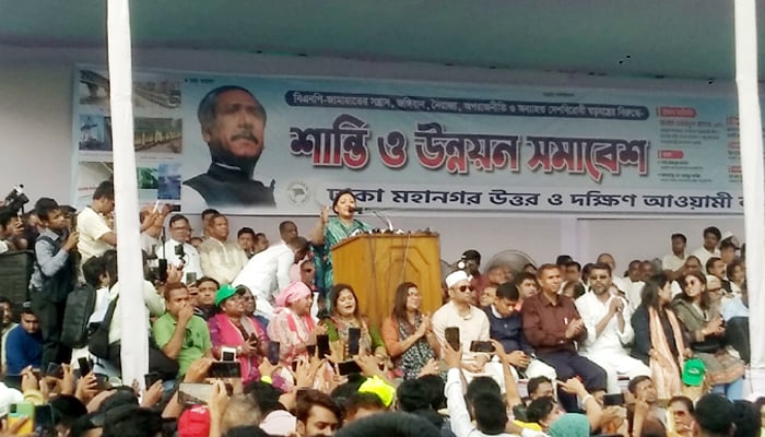 নেতাদের উজ্জ্বীবিত করতে শান্তি সমাবেশে গান গাইলেন মমতাজ