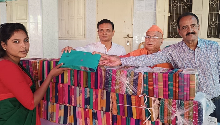 শারদীয় দুর্গাপূজা উপলক্ষে ফরিদপুরে শাড়ি বিতরণ হা-মীম গ্রুপের
