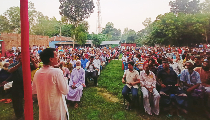 সরকারের উন্নয়নের চিত্র তুলে ধরে উল্লাপাড়ায় উঠান বৈঠক