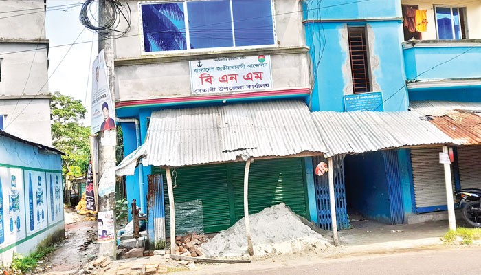 এক কক্ষের কার্যালয় তারও খোলে না তালা
