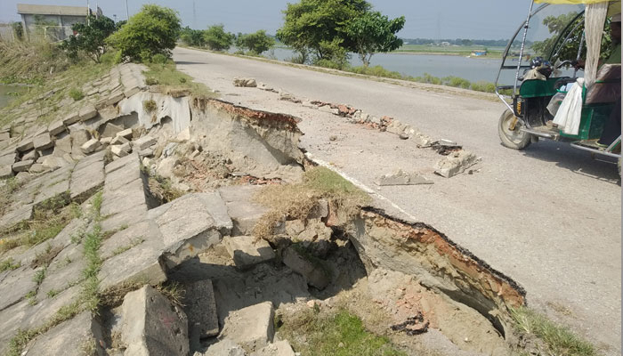 বৃষ্টিতে ২০ স্থানে ভাঙন
