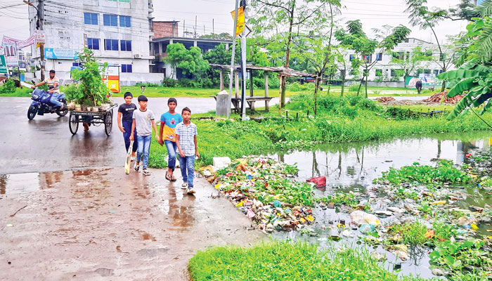 অর্থ বরাদ্দের ২ বছরেও রেলিং হয়নি নালায়