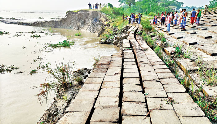 হস্তান্তরের আগেই বাঁধে ভাঙন
