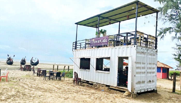 মেরিন ড্রাইভ সড়কের  পাশে হচ্ছে স্থাপনা