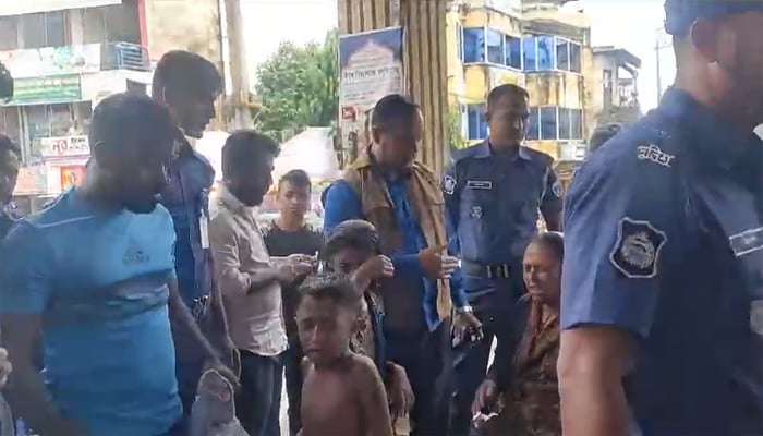 দুই সন্তানকে নিয়ে গায়ে কেরোসিন ঢেলে আত্মহত্যার চেষ্টা মায়ের