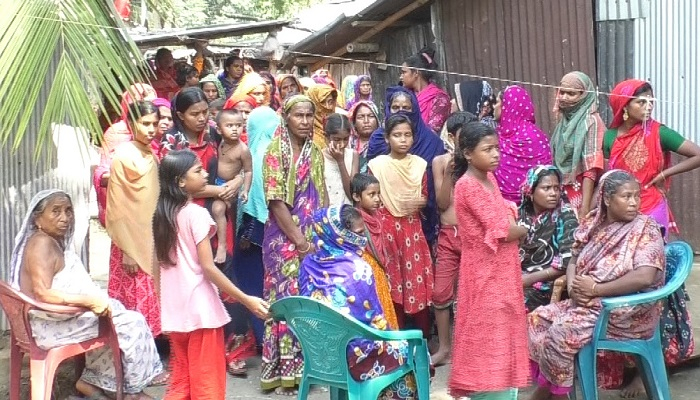 অপমানে মায়ের আত্মহত্যা, ছেলে পলাতক