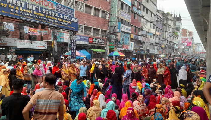 শেওড়াপাড়ায় গার্মেন্টস শ্রমিকদের সড়ক অবরোধ