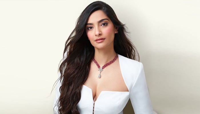 রাগিনীর বিরুদ্ধে সোনমের আইনি নোটিশ