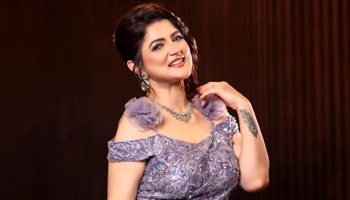মুম্বাইয়ে নাইট পার্টিতে মজলেন শ্রাবন্তী